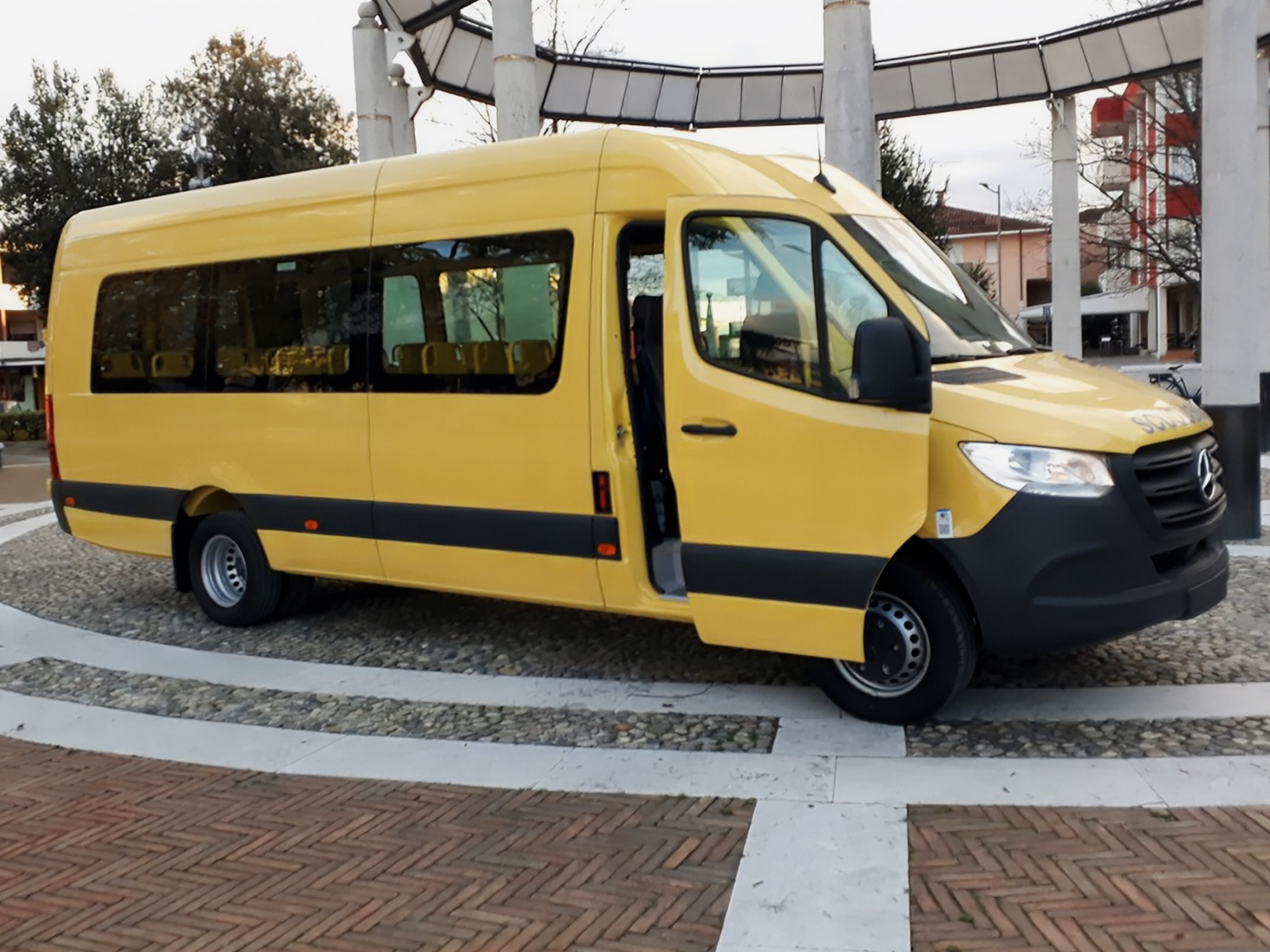 Scuolabus di 32+1+1 posti, per scuole medie, elementari e materne