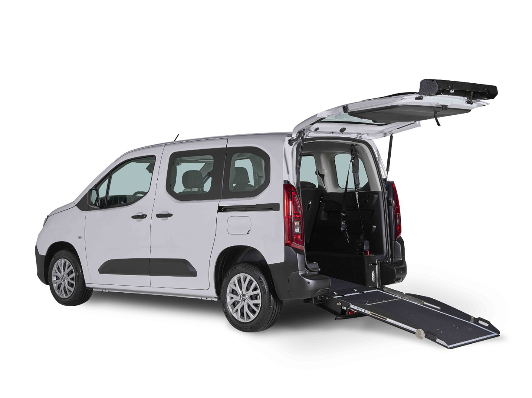 Fiat Doblò con pianale ribassato, 4 posti più una persona in carrozzina