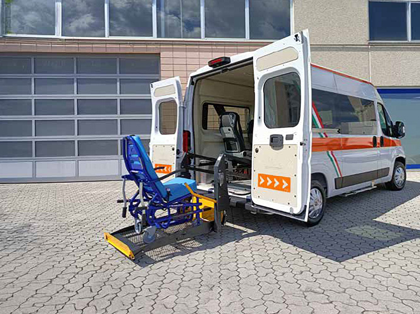 Fiat Ducato MH2, veicolo di 9 posti oppure 4 carrozzine con sollevatore doppio braccio